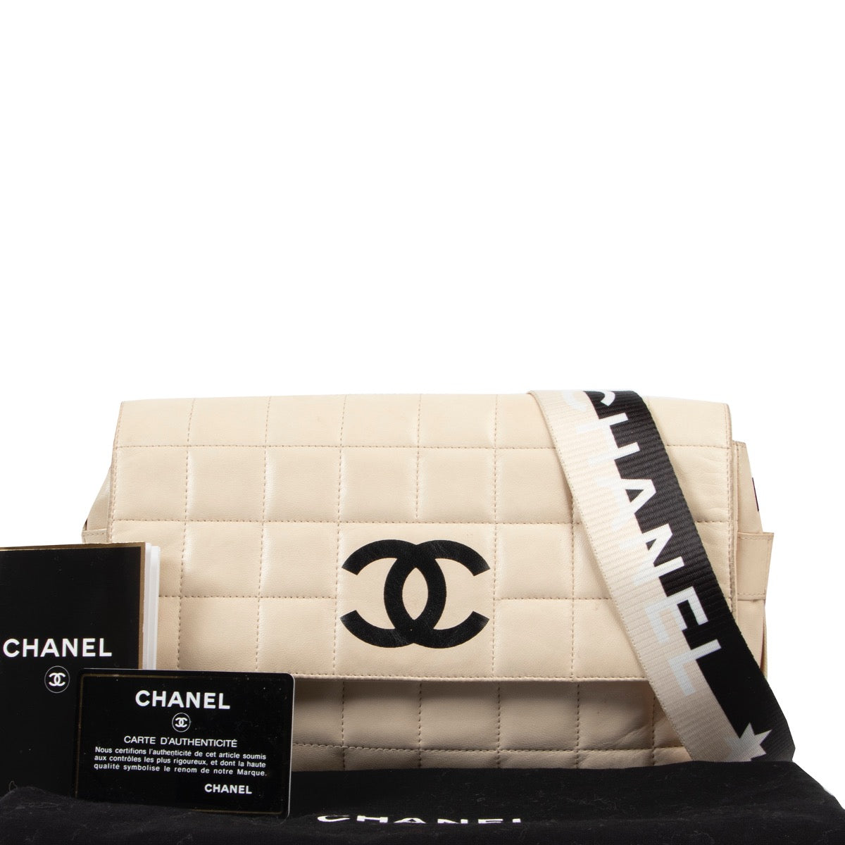 Shop safe online at Labellov in Antwerp this 100% authentic second hand Chanel Ivory White Quilted Leather East West Star Crossbody
