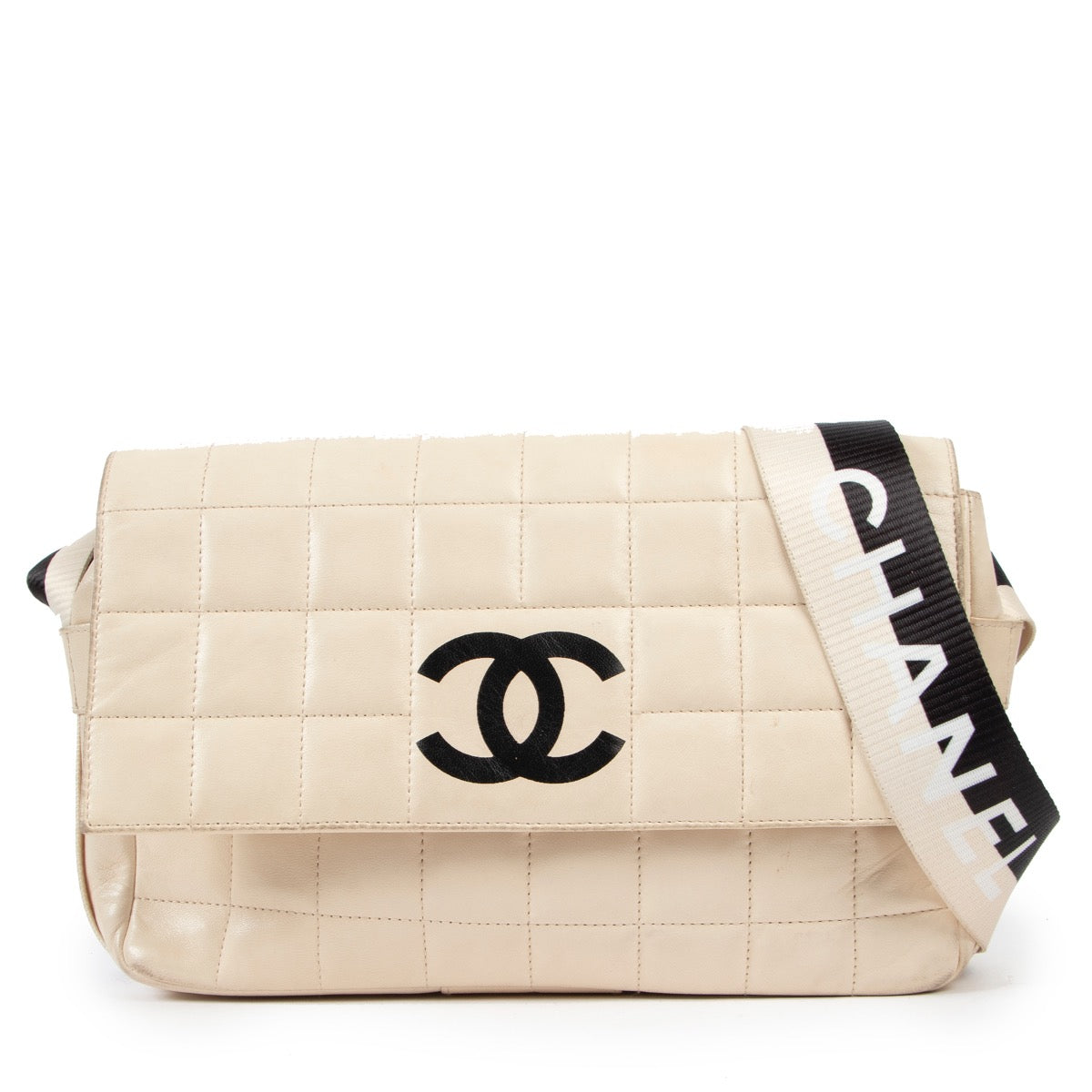 Shop safe online at Labellov in Antwerp this 100% authentic second hand Chanel Ivory White Quilted Leather East West Star Crossbody