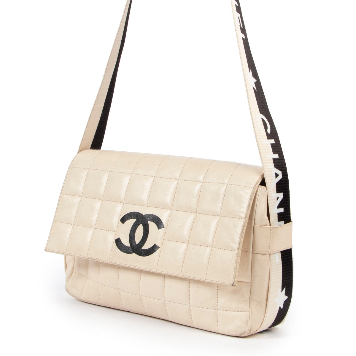 Shop safe online at Labellov in Antwerp this 100% authentic second hand Chanel Ivory White Quilted Leather East West Star Crossbody