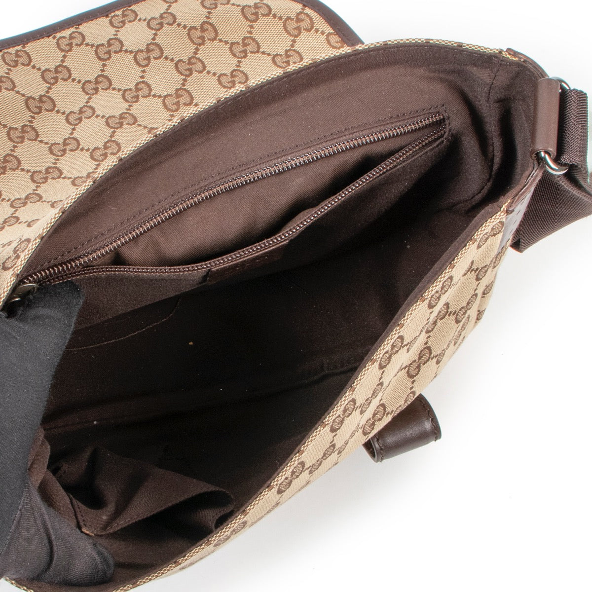 Shop safe online at Labellov in Antwerp this 100% authentic second hand Gucci Monogram Messenger Crossbody