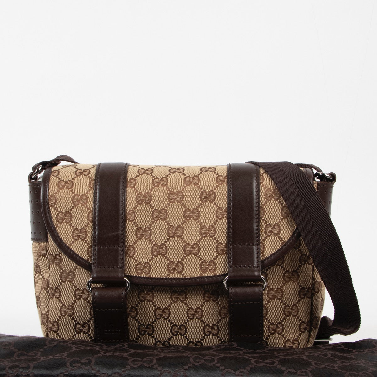Shop safe online at Labellov in Antwerp this 100% authentic second hand Gucci Monogram Messenger Crossbody