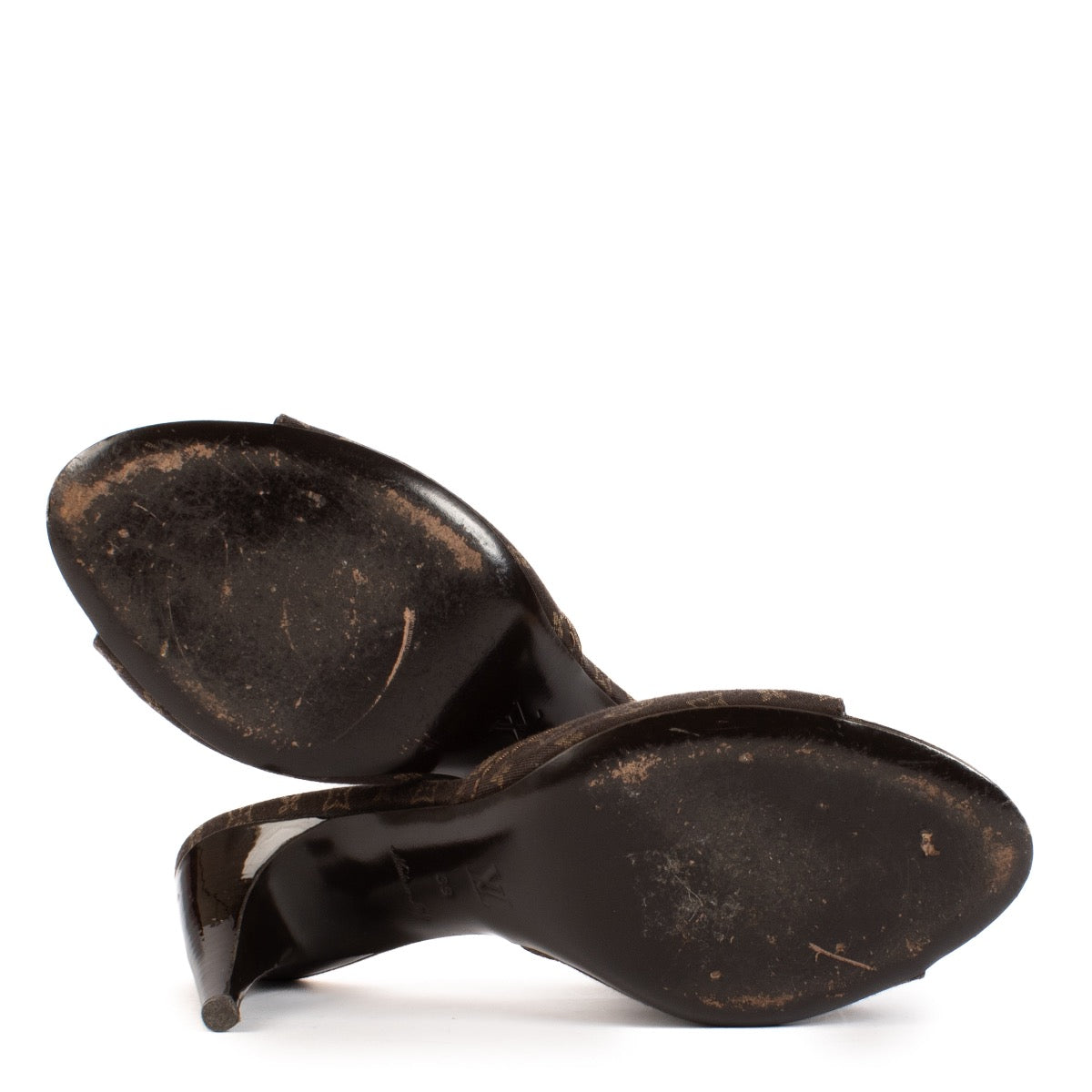 Shop safe online at Labellov in Antwerp, Brussels and Knokke these 100% authentic second hand Louis Vuitton Ebene Monogram Lin Mules - size 39