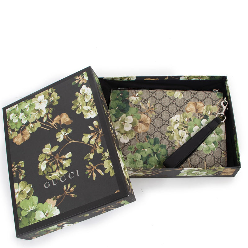 Shop safe online at Labellov in Antwerp this 100% authentic second hand Gucci Monogram Blooms Small Zip Pouch