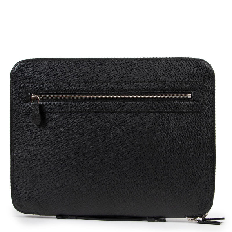 Shop safe online at Labellov in Antwerp this 100% authentic second hand Louis Vuitton Black Taiga Leather Briefcase