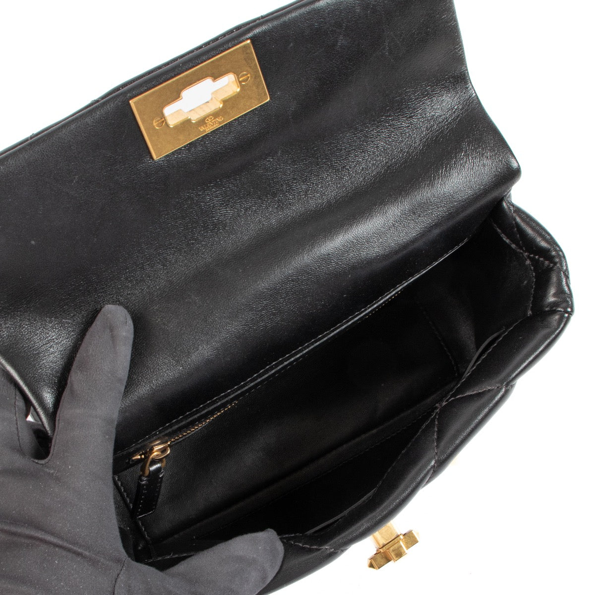 Shop safe online at Labellov in Antwerp this 100% authentic second hand Valentino Garavani Black Medium Roman Stud Bag