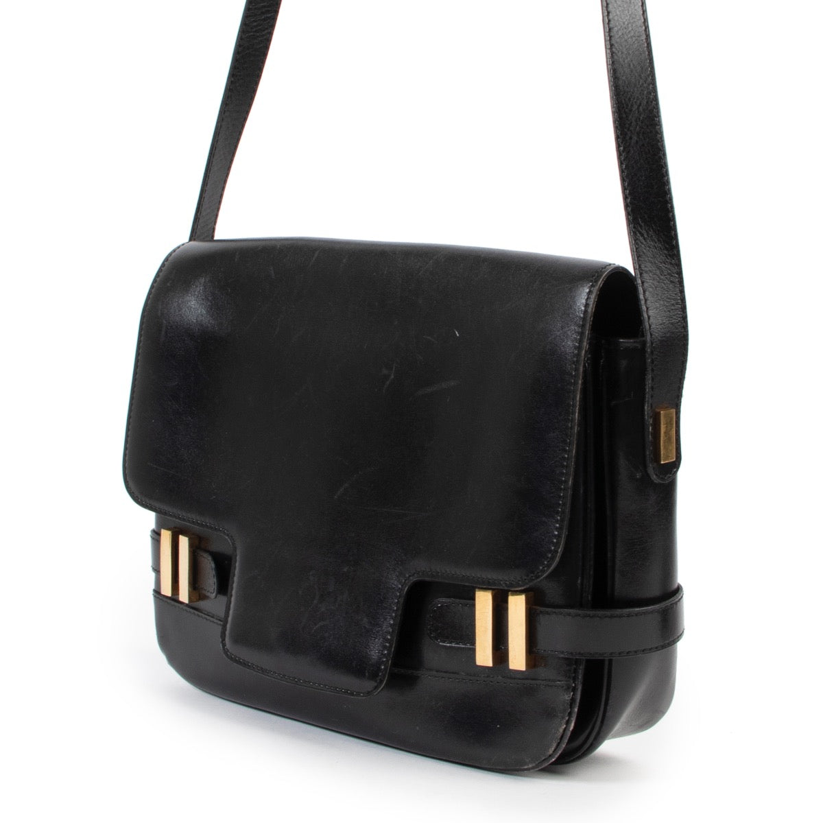 Shop safe online at Labellov in Antwerp this 100% authentic second hand Delvaux Black Leather Crossbody