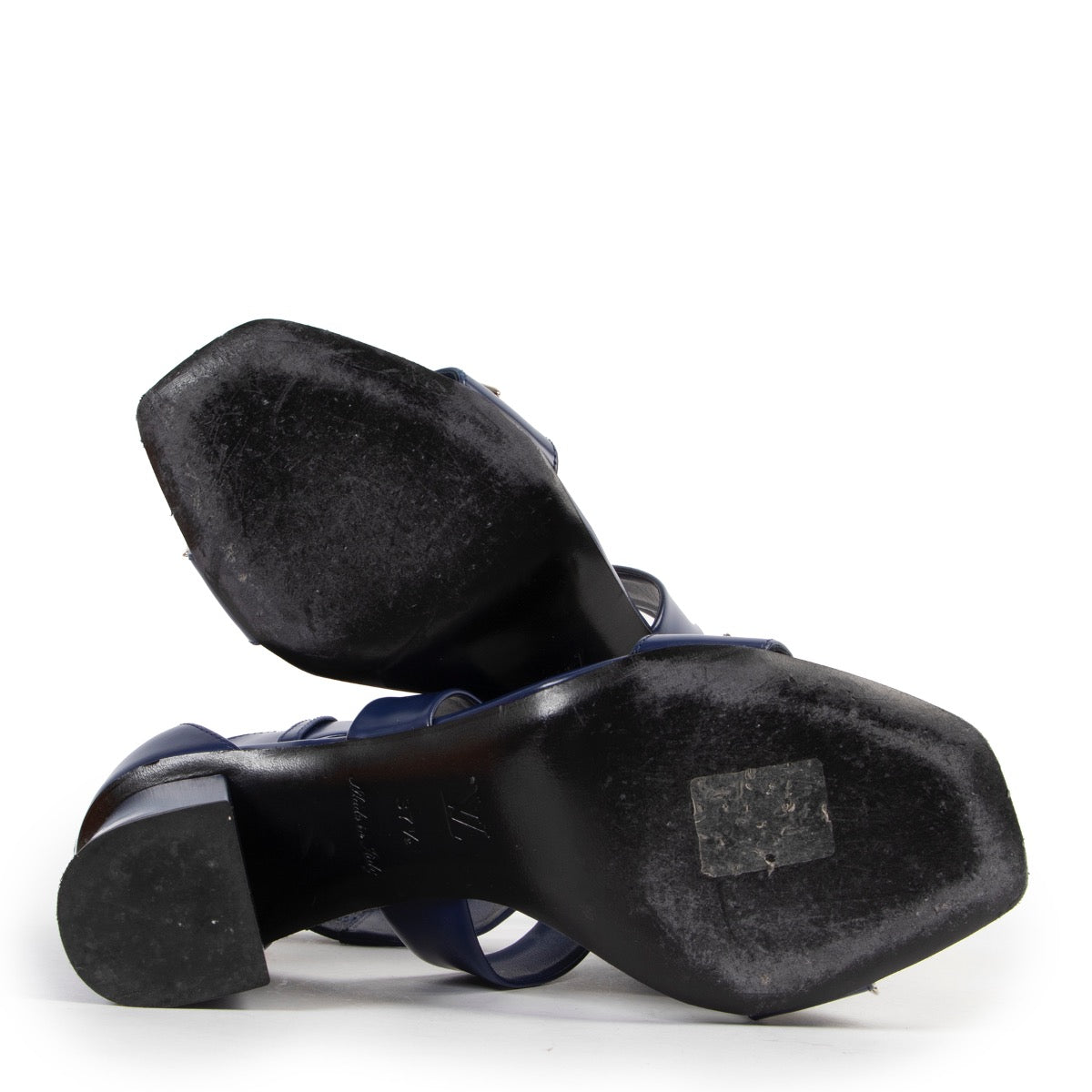 Shop safe online at Labellov in Antwerp this 100% authentic second hand Louis Vuitton Blue Leather Heels - Size 37,5