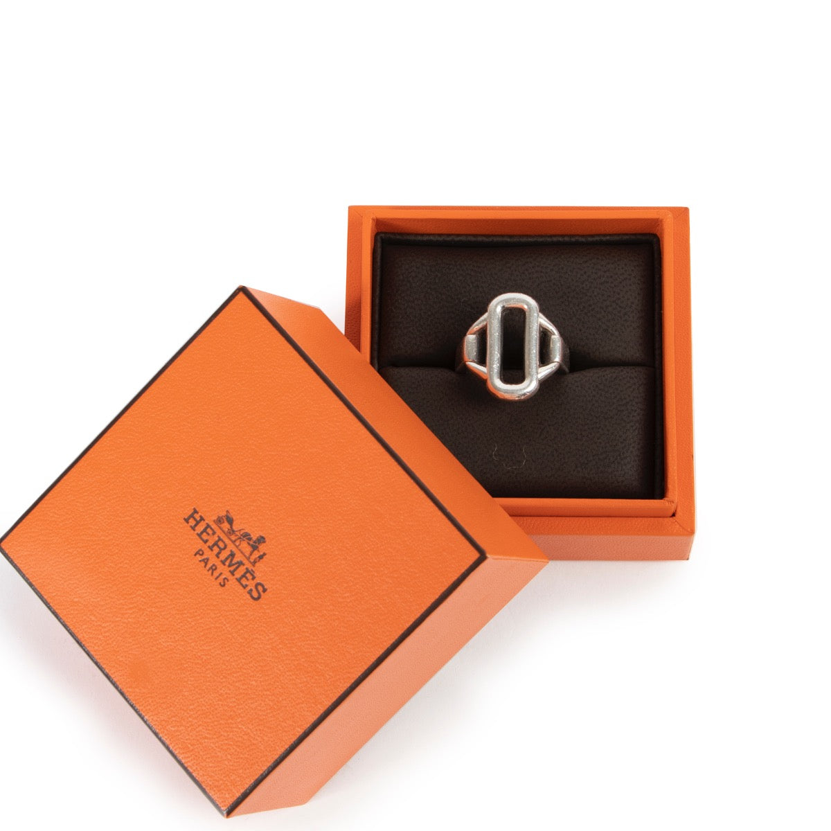 Shop safe online at Labellov in Antwerp this 100% authentic second hand Hermès Silver Attelage Ring - Size 52
