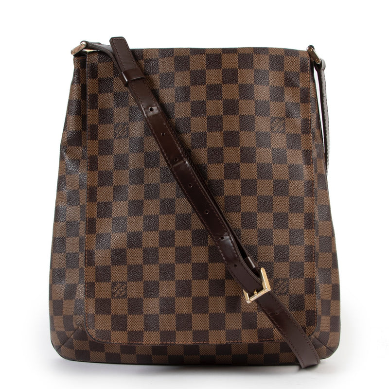 Shop safe online at Labellov in Antwerp this 100% authentic second hand Louis Vuitton Damier Ebene Canvas Musette Salsa GM Crossbody
