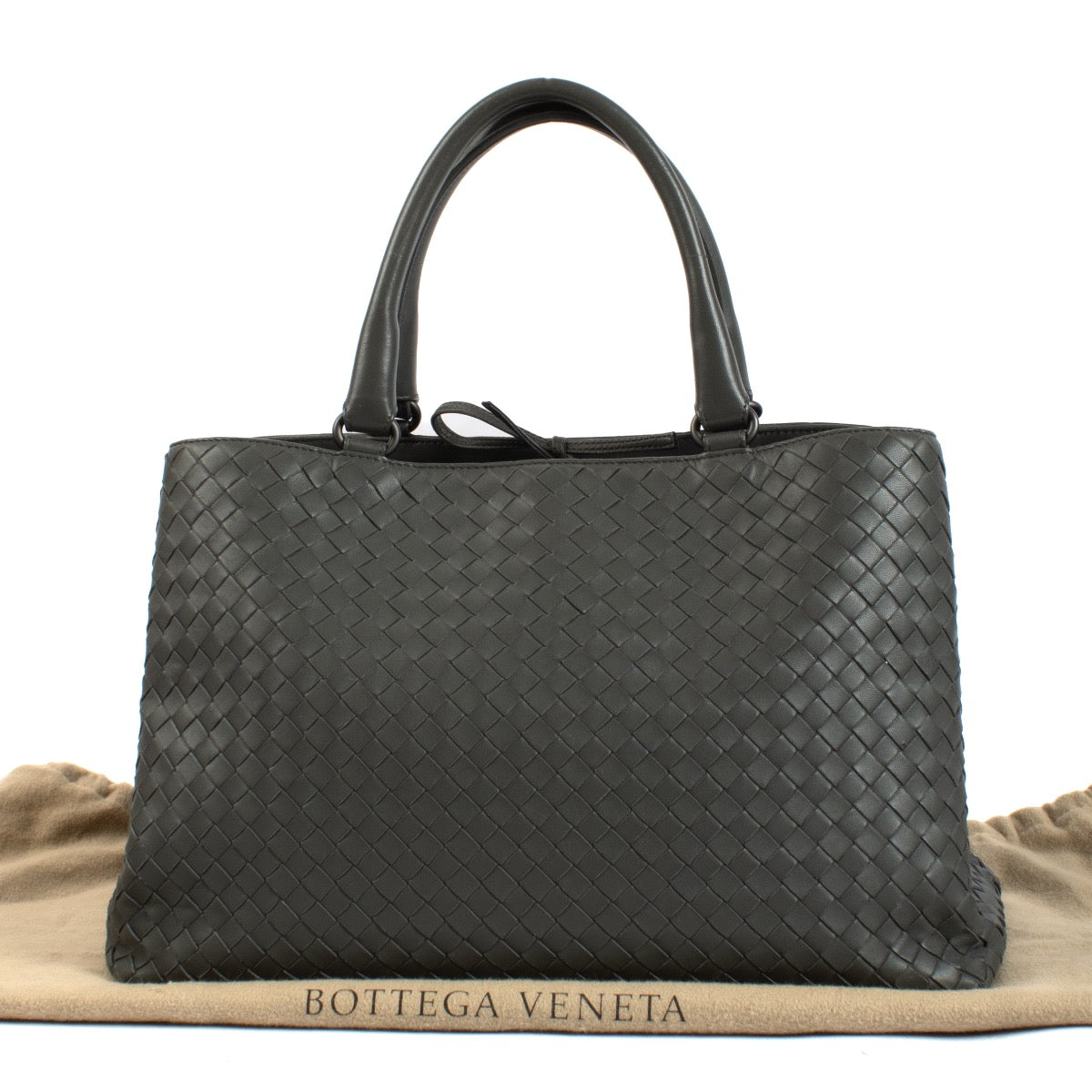 Shop safe online at Labellov in Antwerp and Knokke this 100% authentic second hand Bottega Veneta Grey Intrecciato Top Handle Bag