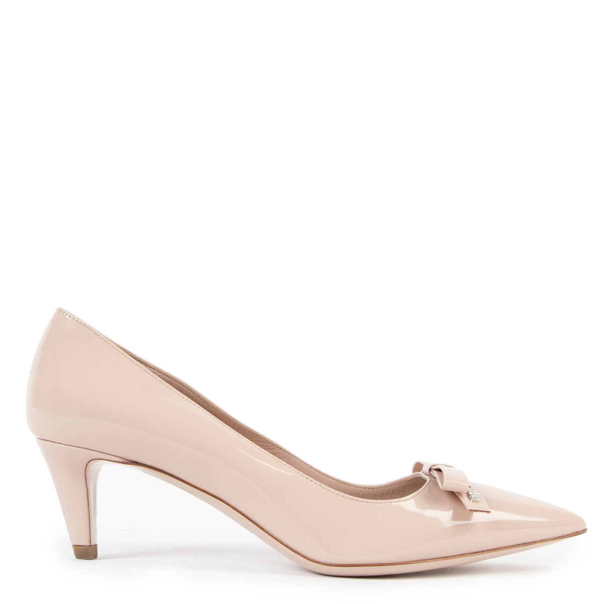 Buy online an authentic second hand Miu Miu nude Cipria bow kitten heels in very good condition at Labellov in Antwerp.