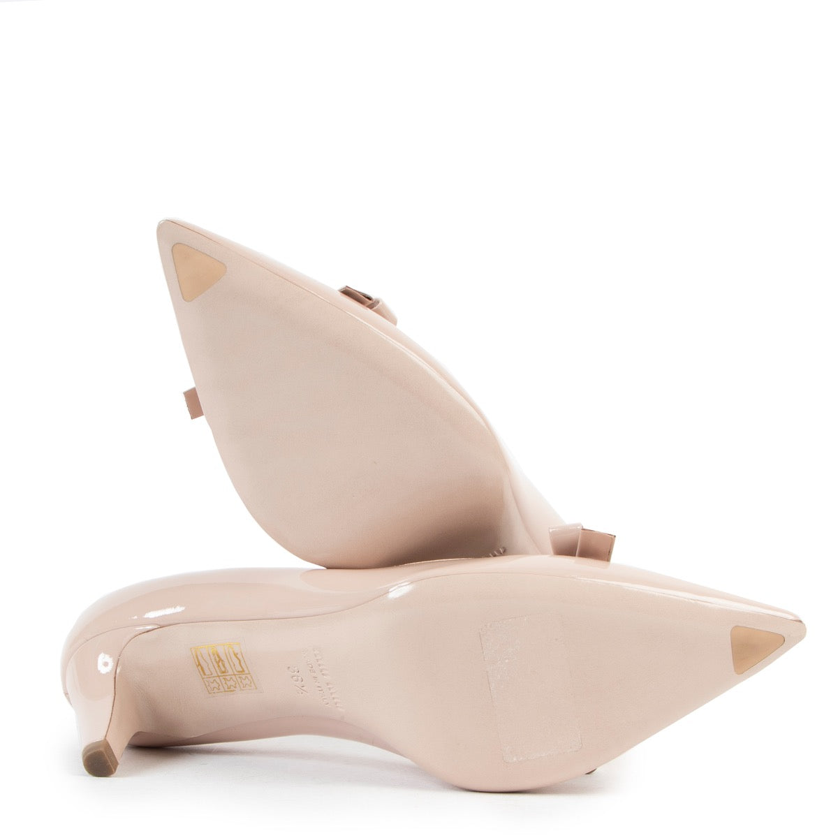 Buy online an authentic second hand Miu Miu nude Cipria bow kitten heels in very good condition at Labellov in Antwerp.
