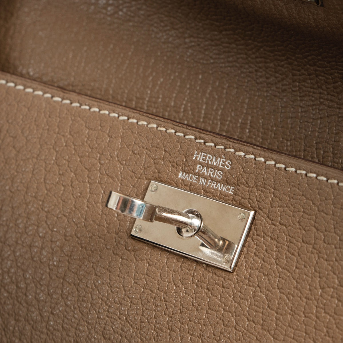 Shop safe online at Labellov in Antwerp this 100% authentic second hand Hermès Taupe Kelly Wallet