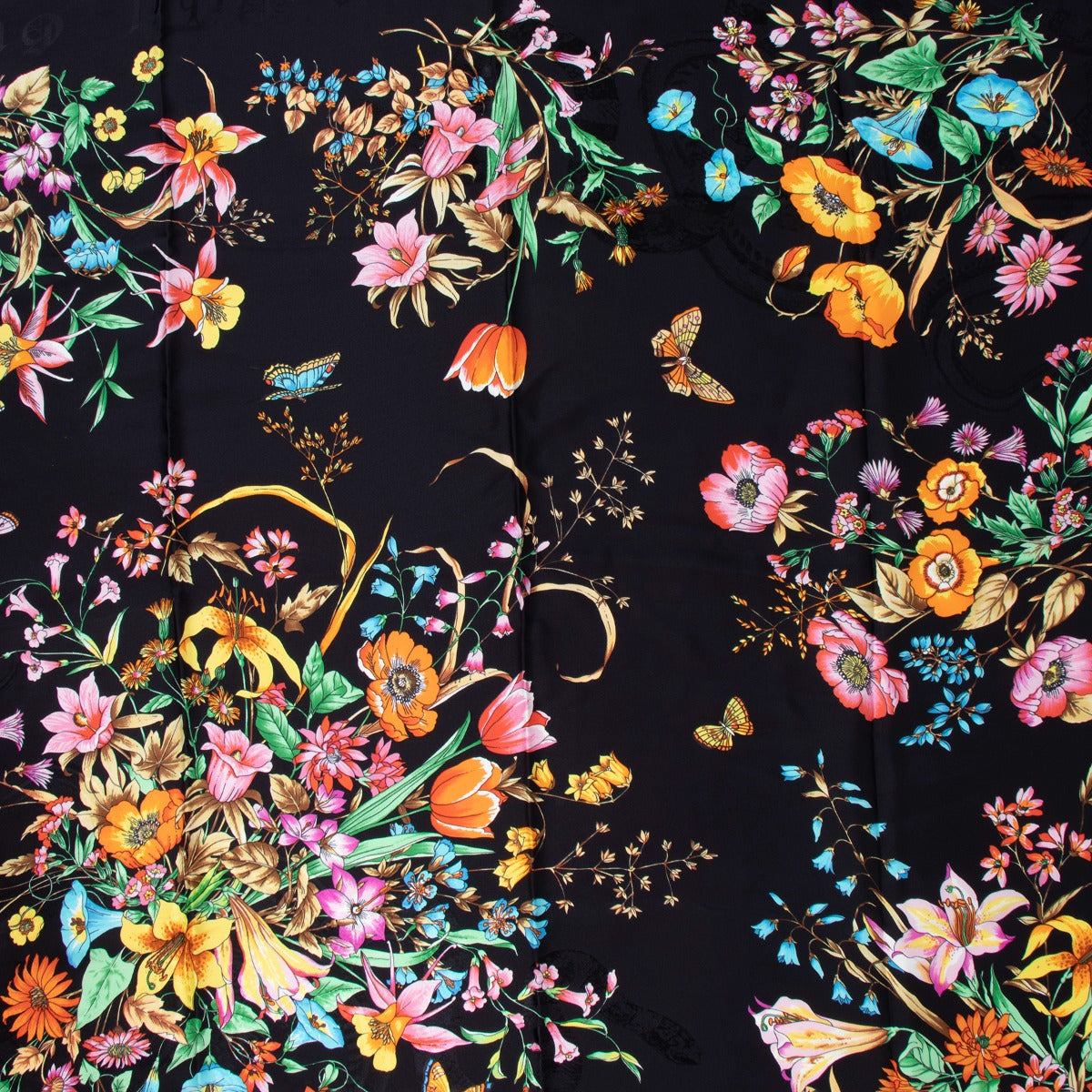 Shop now your favorite 100% authentic Gucci accesoires, at Labellov.