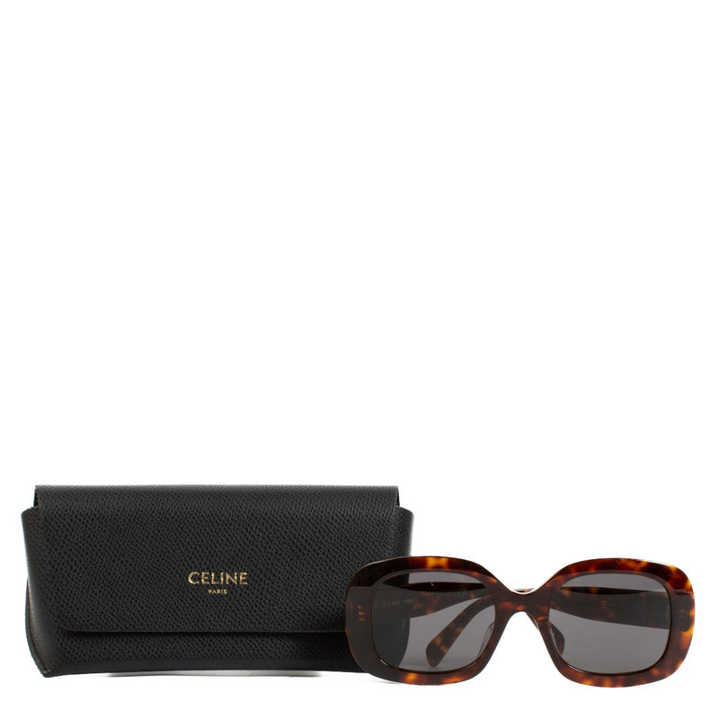 Shop safe online at Labellov in Antwerp, Brussels and Knokke these 100% authentic second hand Céline Brown Tortoise Sunglasses. Veilig online tweedehands authentieke Céline Brown Tortoise zonnebril kopen bij Labellov.