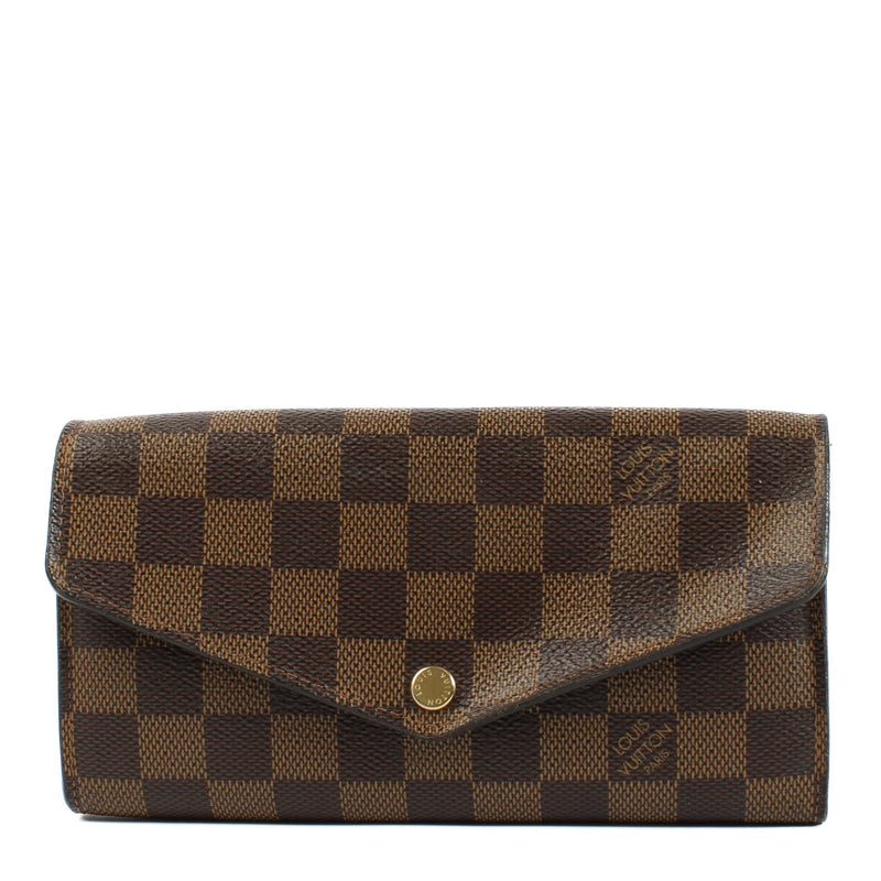 Shop safe online at Labellov in Antwerp, Brussels and Knokke this 100% authentic second hand Louis Vuitton Damier Ebene Sarah Wallet. Veilig online tweedehands authentieke Louis Vuitton Damier Ebene Sarah portefeuille kopen bij Labellov.
