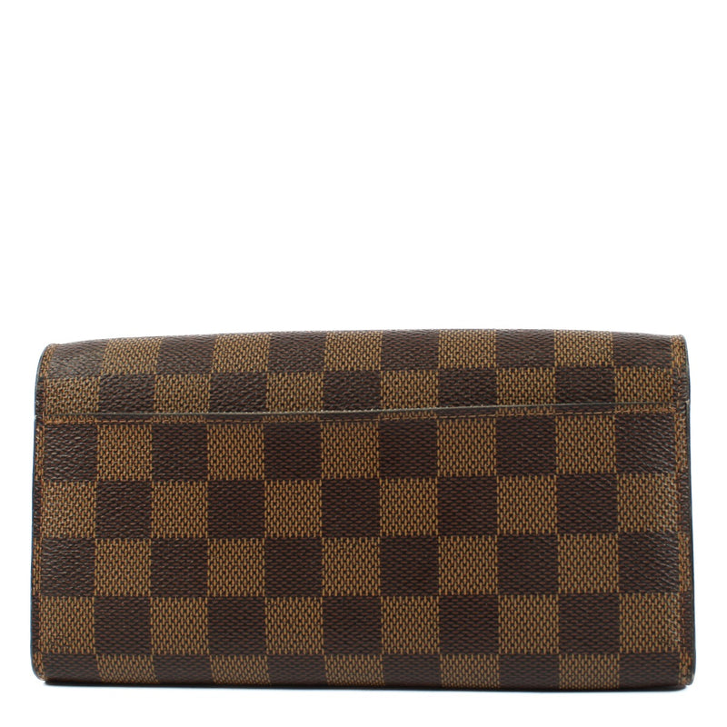Shop safe online at Labellov in Antwerp, Brussels and Knokke this 100% authentic second hand Louis Vuitton Damier Ebene Sarah Wallet. Veilig online tweedehands authentieke Louis Vuitton Damier Ebene Sarah portefeuille kopen bij Labellov.
