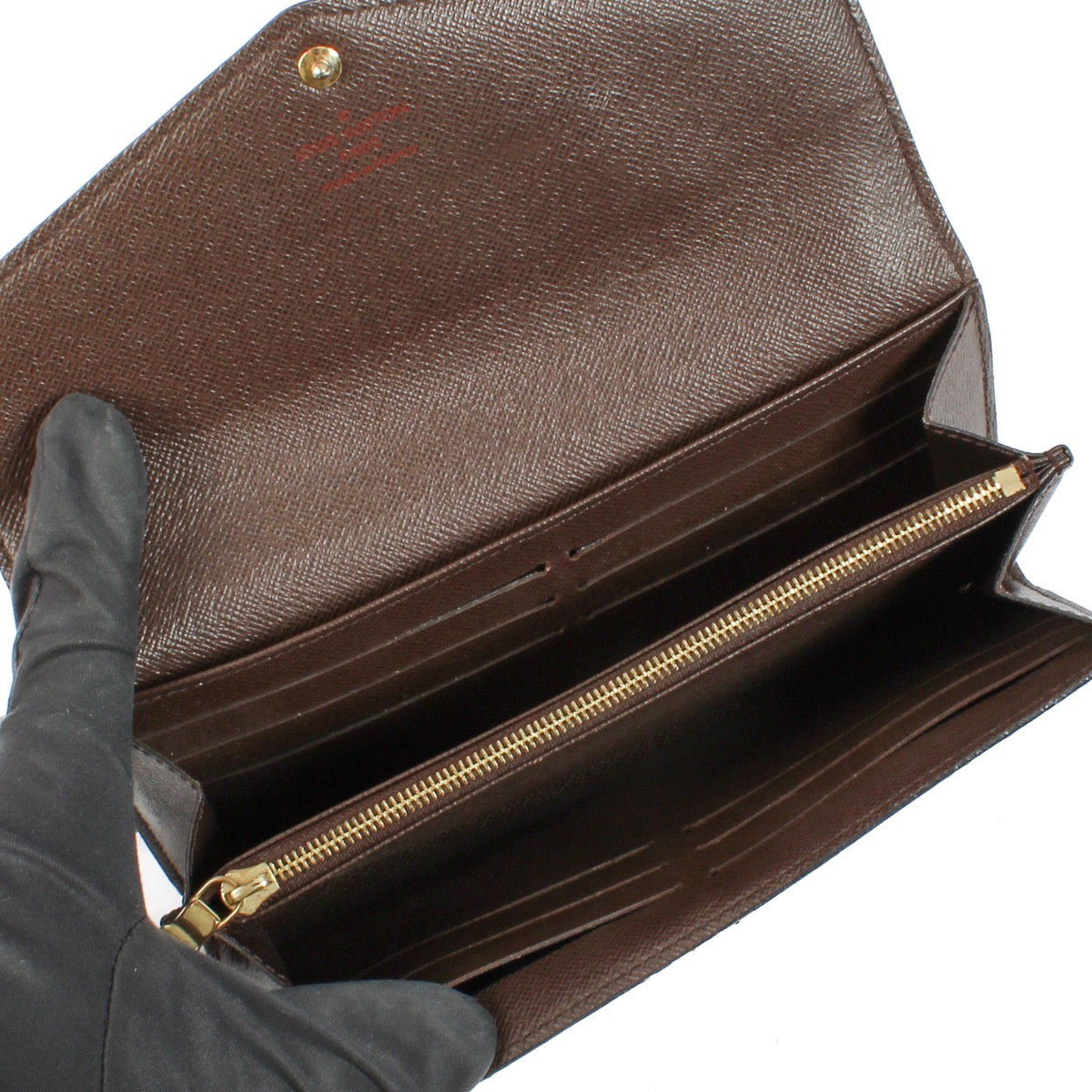 Shop safe online at Labellov in Antwerp, Brussels and Knokke this 100% authentic second hand Louis Vuitton Damier Ebene Sarah Wallet. Veilig online tweedehands authentieke Louis Vuitton Damier Ebene Sarah portefeuille kopen bij Labellov.