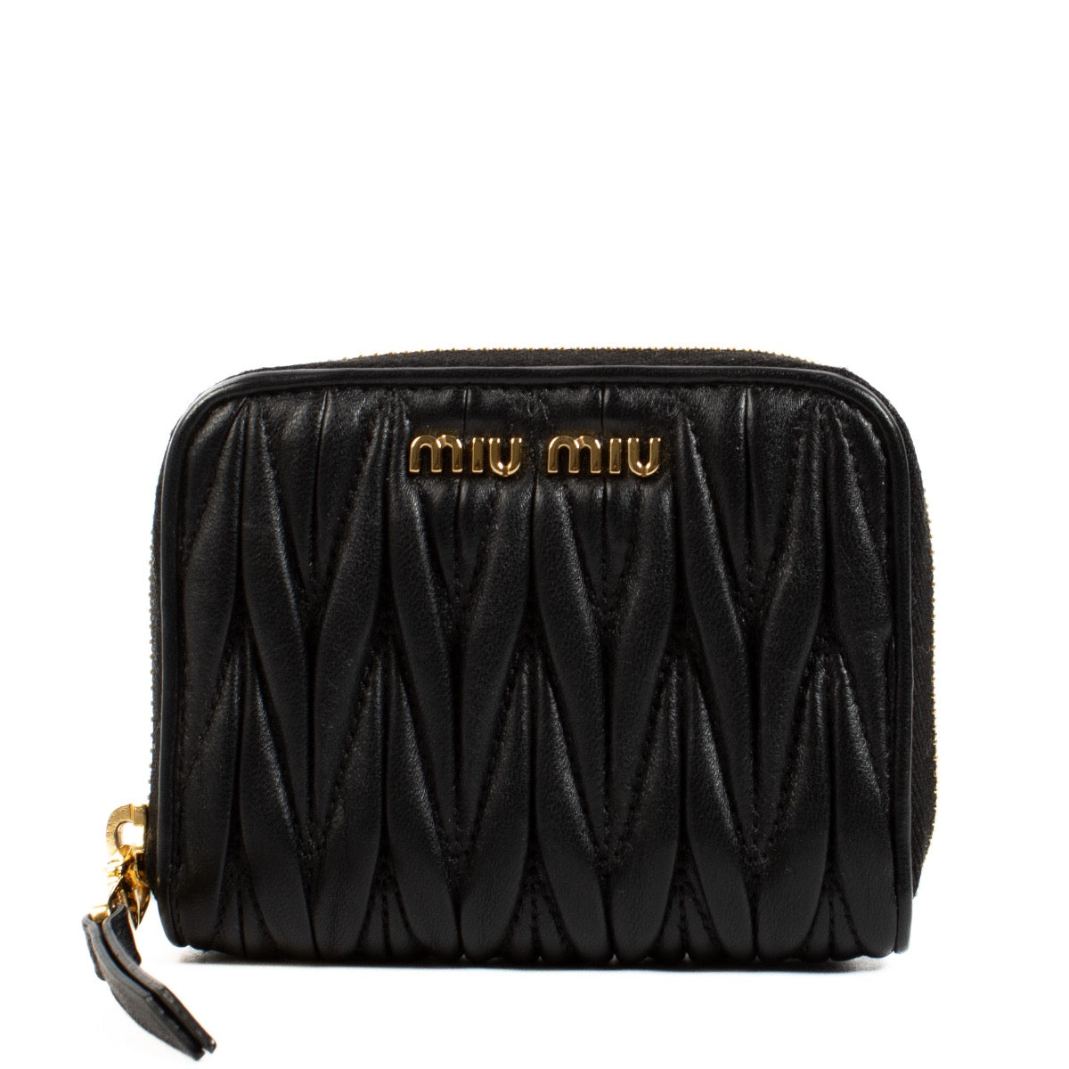 Shop safe online at Labellov in Antwerp, Brussels and Knokke this 100% authentic second hand Miu Miu Black Zipped Card Holder Wallet. Veilig online tweedehands authentieke Miu Miu Black Zipped Card Holder portefeuille kopen bij Labellov.
