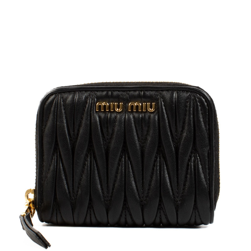 Shop safe online at Labellov in Antwerp, Brussels and Knokke this 100% authentic second hand Miu Miu Black Zipped Card Holder Wallet. Veilig online tweedehands authentieke Miu Miu Black Zipped Card Holder portefeuille kopen bij Labellov.