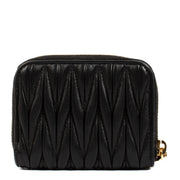 Shop safe online at Labellov in Antwerp, Brussels and Knokke this 100% authentic second hand Miu Miu Black Zipped Card Holder Wallet. Veilig online tweedehands authentieke Miu Miu Black Zipped Card Holder portefeuille kopen bij Labellov.