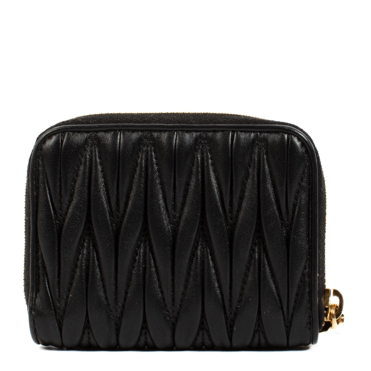 Shop safe online at Labellov in Antwerp, Brussels and Knokke this 100% authentic second hand Miu Miu Black Zipped Card Holder Wallet. Veilig online tweedehands authentieke Miu Miu Black Zipped Card Holder portefeuille kopen bij Labellov.
