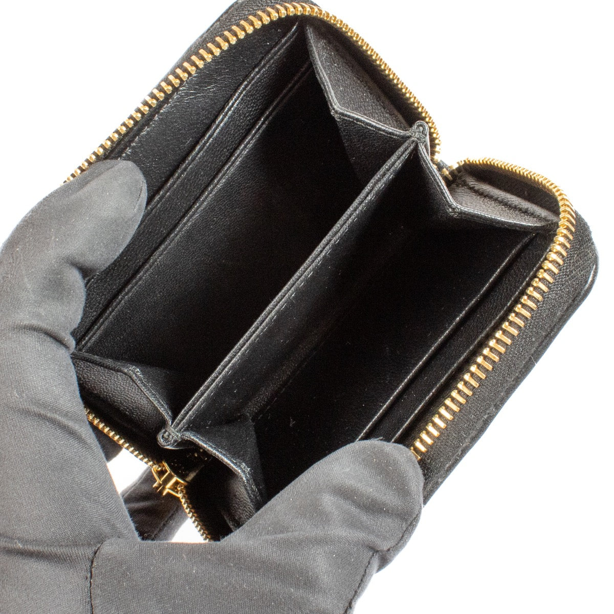 Shop safe online at Labellov in Antwerp, Brussels and Knokke this 100% authentic second hand Miu Miu Black Zipped Card Holder Wallet. Veilig online tweedehands authentieke Miu Miu Black Zipped Card Holder portefeuille kopen bij Labellov.