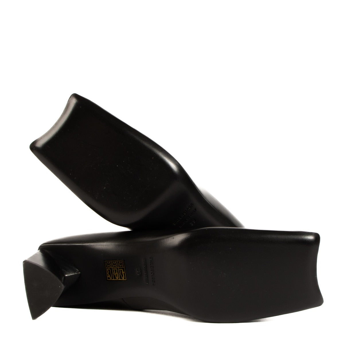 Shop safe online at Labellov in Antwerp, Brussels and Knokke this 100% authentic second hand Balenciaga Black Leather Quatro Square Toe Block Heel Pumps - Size 39