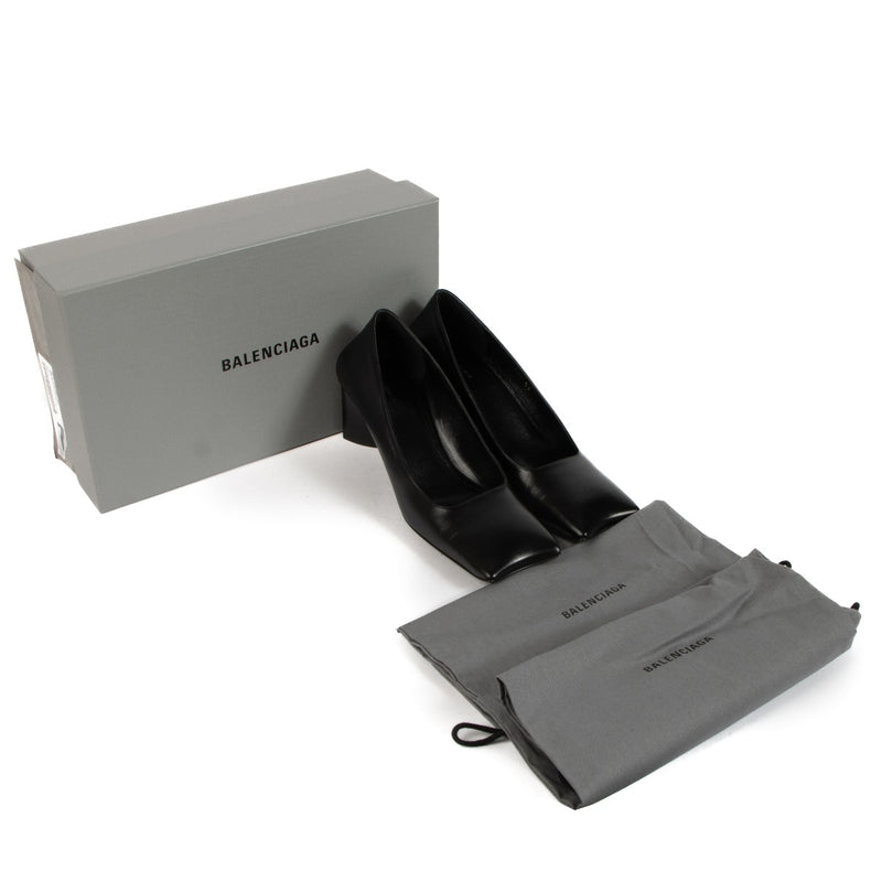 Shop safe online at Labellov in Antwerp, Brussels and Knokke this 100% authentic second hand Balenciaga Black Leather Quatro Square Toe Block Heel Pumps - Size 39