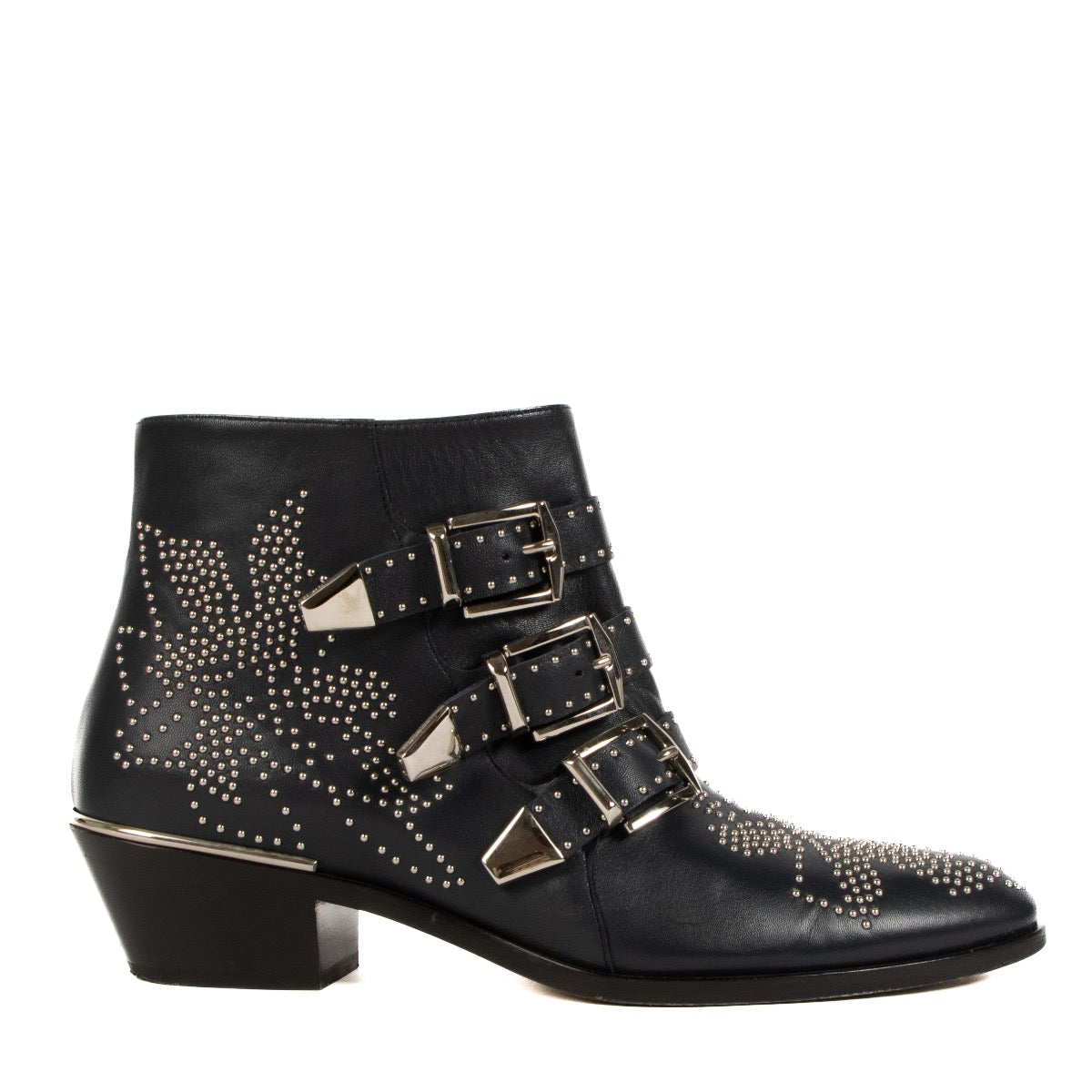 Shop safe online at Labellov in Antwerp, Brussels and Knokke this 100% authentic second hand Chloé Black Leather Susanna Stud Ankle Boots - Size 38,5