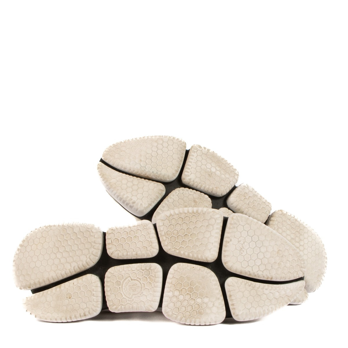 Shop safe online at Labellov in Antwerp, Brussels and Knokke this 100% authentic second hand Moncler White Stretch-Knit Baktha Sneakers - Size 39