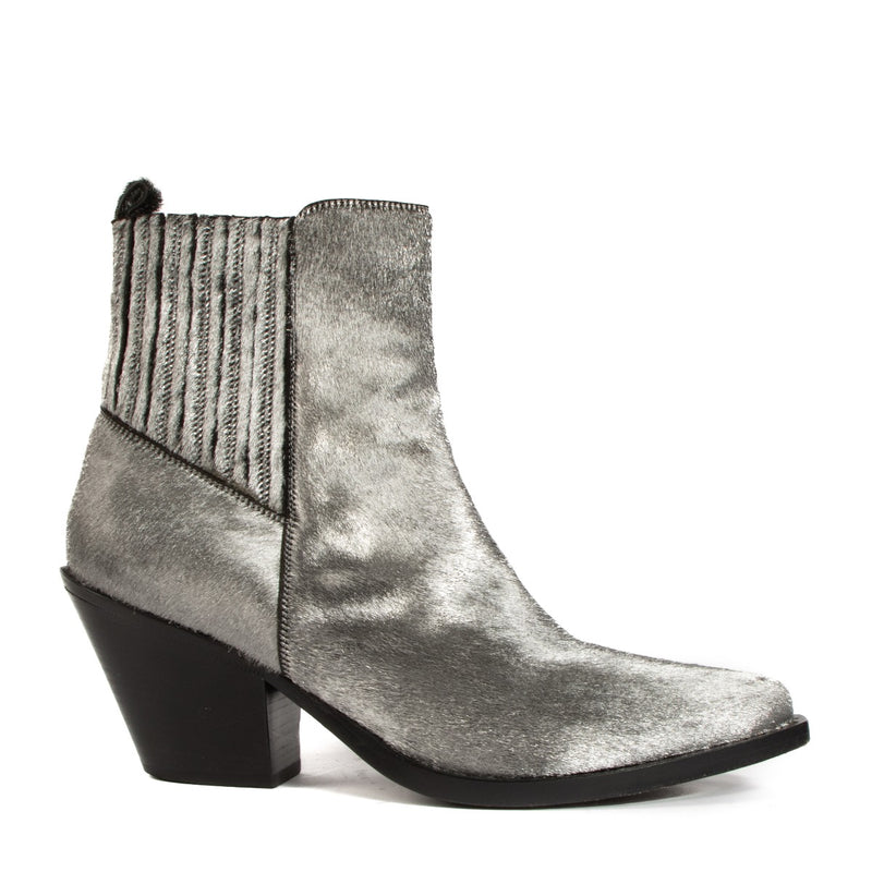 Shop safe online at Labellov in Antwerp, Brussels and Knokke this 100% authentic second hand Sartore Silver Cowboy Ankle Boots - Size 38,5