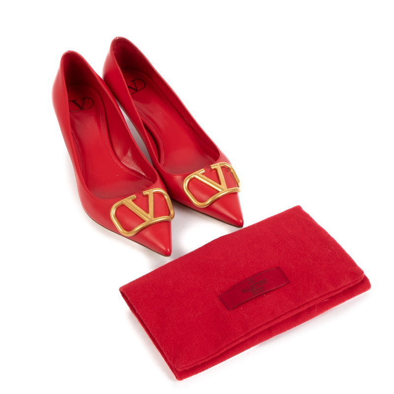 Shop safe online at Labellov in Antwerp these 100% authentic second hand Valentino Garavani Bright Red Leather VLogo Pumps - size 38,5