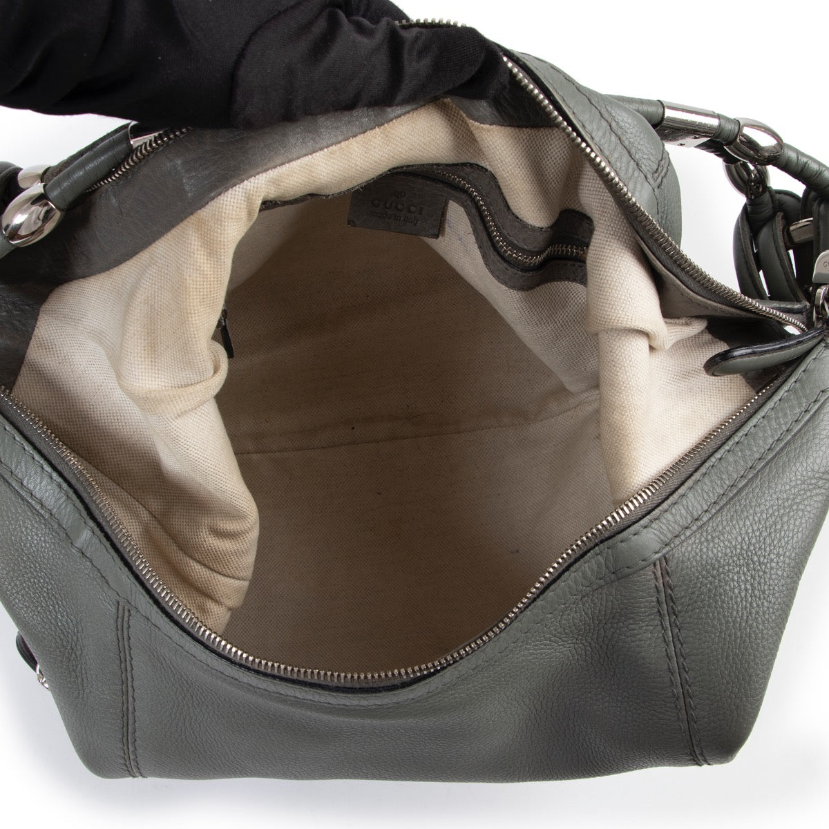 Buy an authentic second hand Gucci grey shoulder bag at Labellov