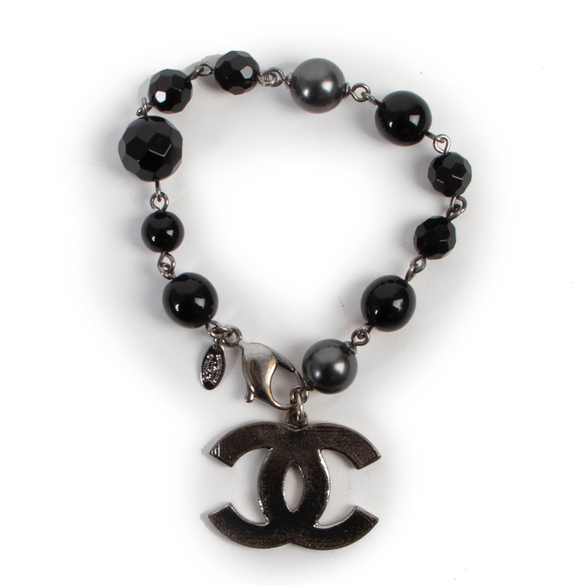 Shop safe online at Labellov this 100% authentic second hand Chanel Black Pearl Bracelet in very good condition.