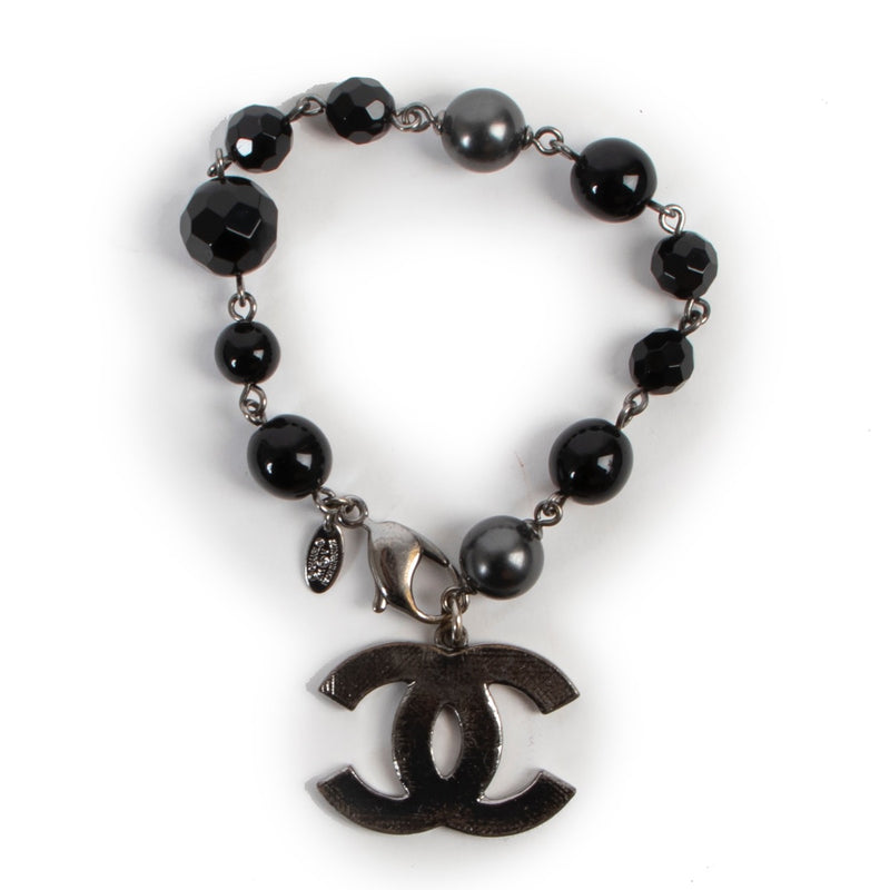 Shop safe online at Labellov this 100% authentic second hand Chanel Black Pearl Bracelet in very good condition.