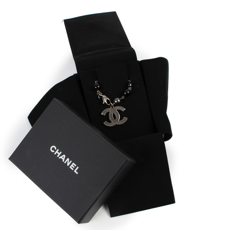 Shop safe online at Labellov this 100% authentic second hand Chanel Black Pearl Bracelet in very good condition.