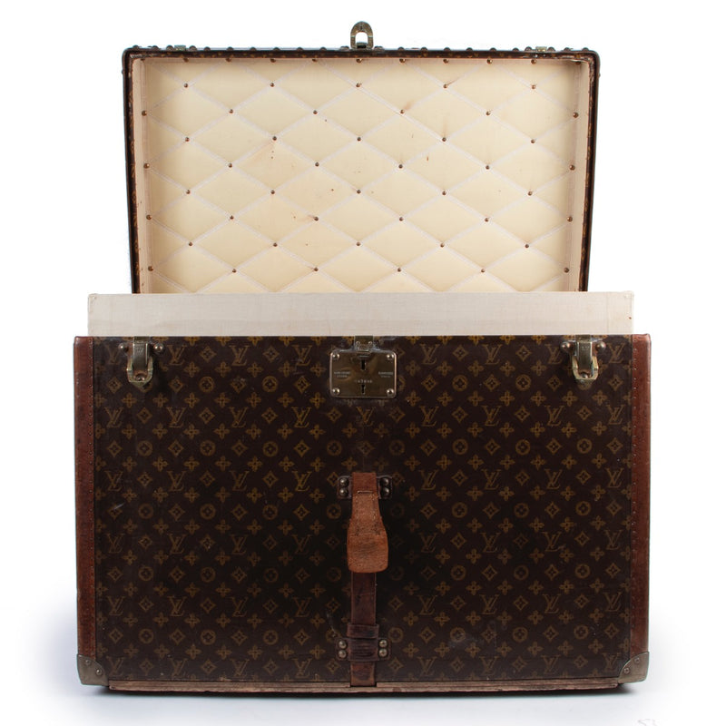 Shop safe online at Labellov in Antwerp this 100% authentic second hand Louis Vuitton Monogram Trunk