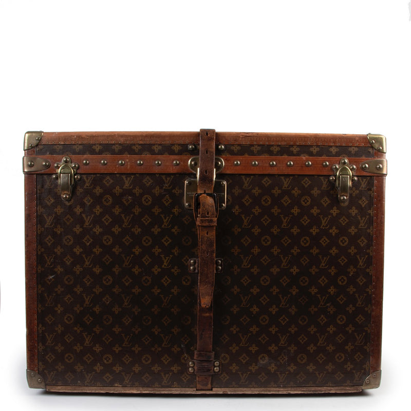 Shop safe online at Labellov in Antwerp this 100% authentic second hand Louis Vuitton Monogram Trunk