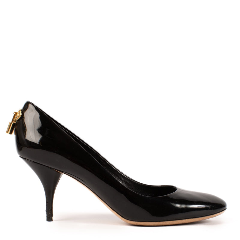 Shop safe online at Labellov in Antwerp, Brussels and Knokke these 100% authentic second hand Louis Vuitton Black Patent Padlock Heels - size 40