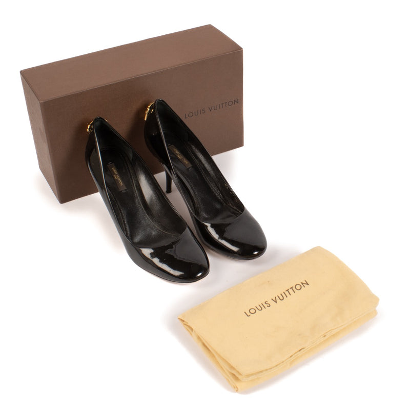 Shop safe online at Labellov in Antwerp, Brussels and Knokke these 100% authentic second hand Louis Vuitton Black Patent Padlock Heels - size 40