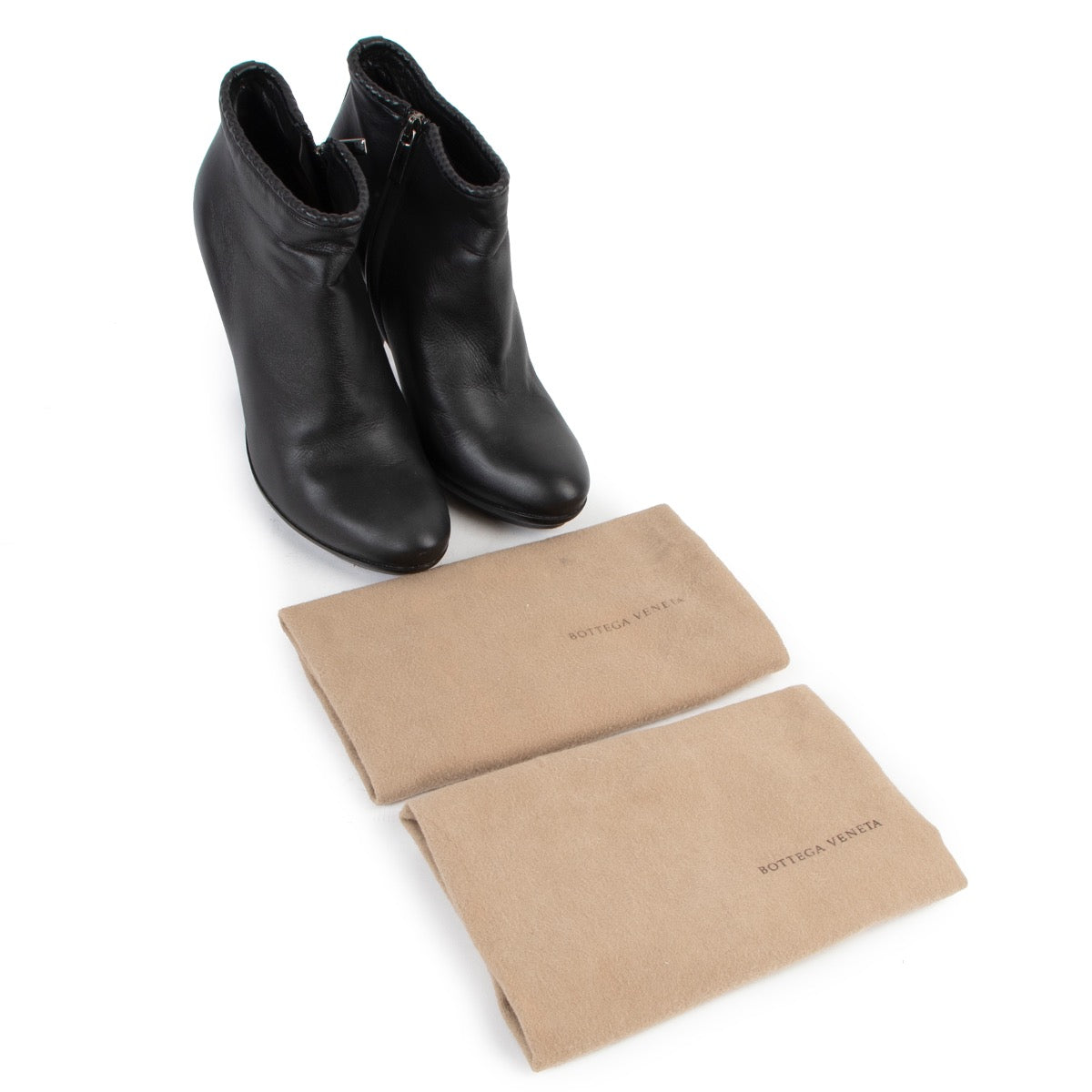 Shop safe online at Labellov in Antwerp these 100% authentic second hand Bottega Veneta Black Leather Boots - Size 38