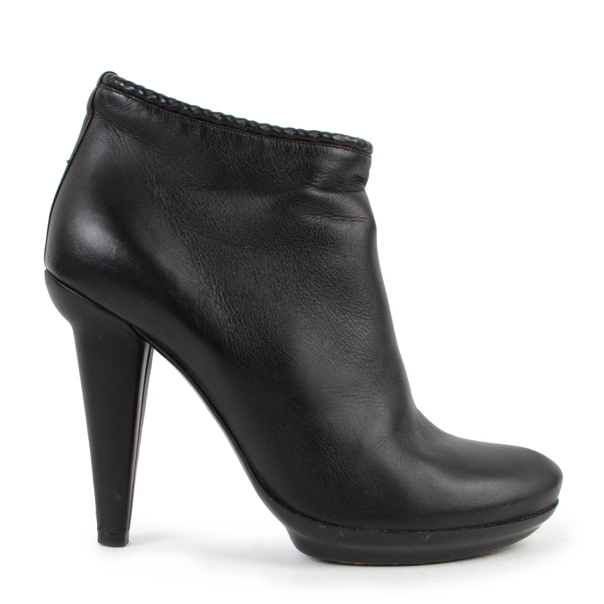 Shop safe online at Labellov in Antwerp these 100% authentic second hand Bottega Veneta Black Leather Boots - Size 38