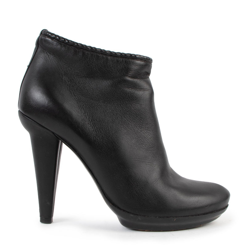 Shop safe online at Labellov in Antwerp these 100% authentic second hand Bottega Veneta Black Leather Boots - Size 38