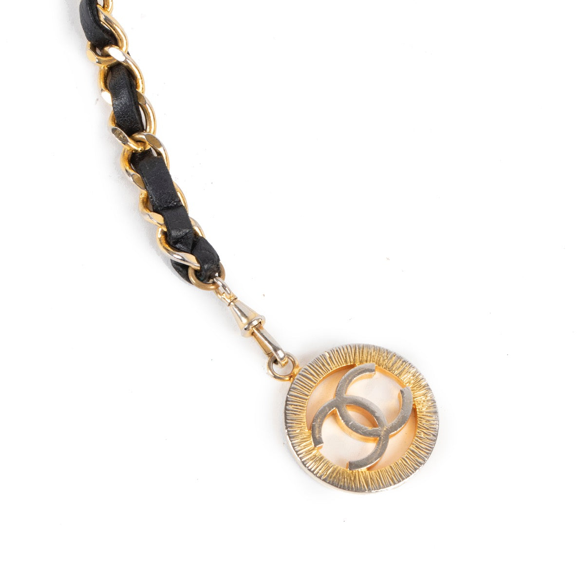 Shop safe online at Labellov in Antwerp this 100% authentic second hand Chanel Black and Gold Chain Belt