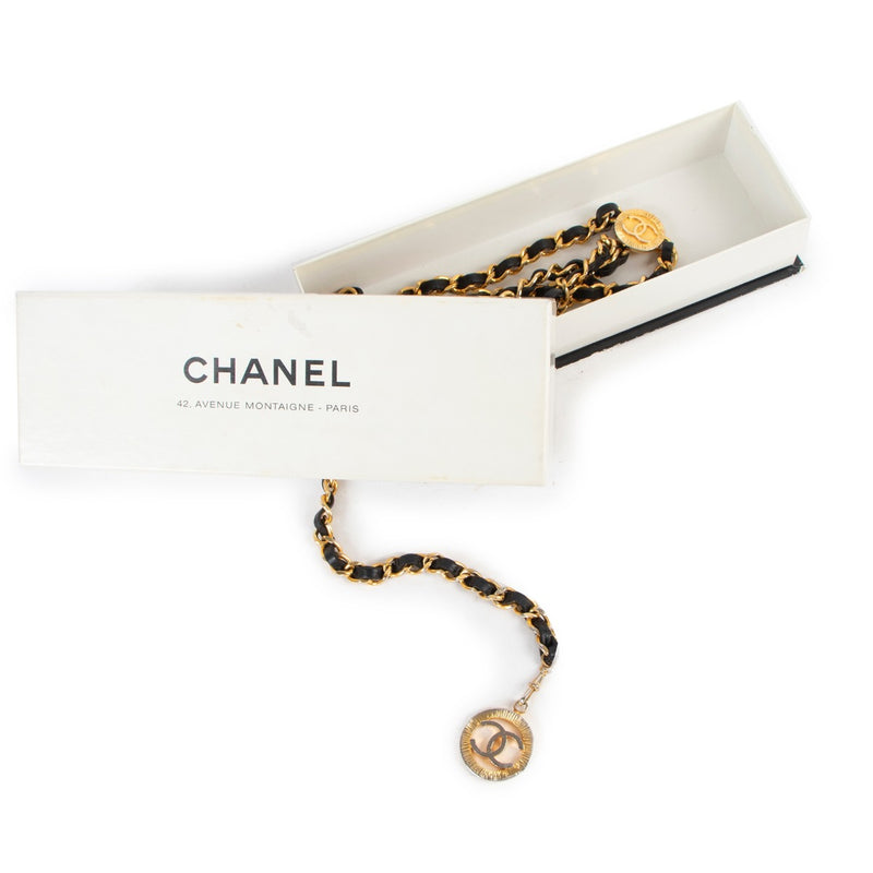 Shop safe online at Labellov in Antwerp this 100% authentic second hand Chanel Black and Gold Chain Belt