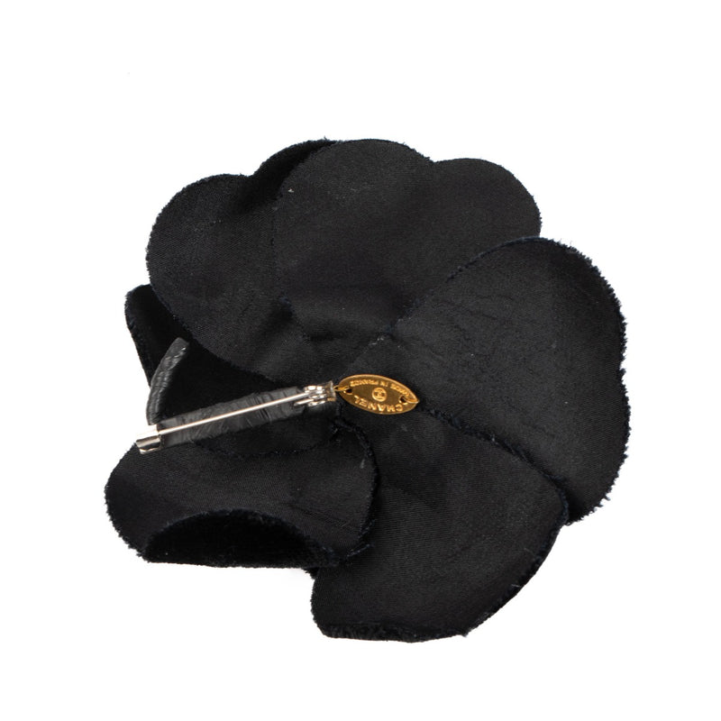Chanel Black Velvet Camelia Brooch for the best price at Labellov secondhand luxury in Antwerp. We buy and sell your preloved and new designer bags.