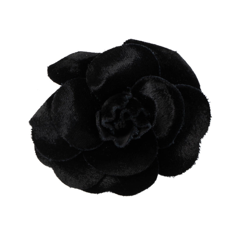 Chanel Black Velvet Camelia Brooch for the best price at Labellov secondhand luxury in Antwerp. We buy and sell your preloved and new designer bags.