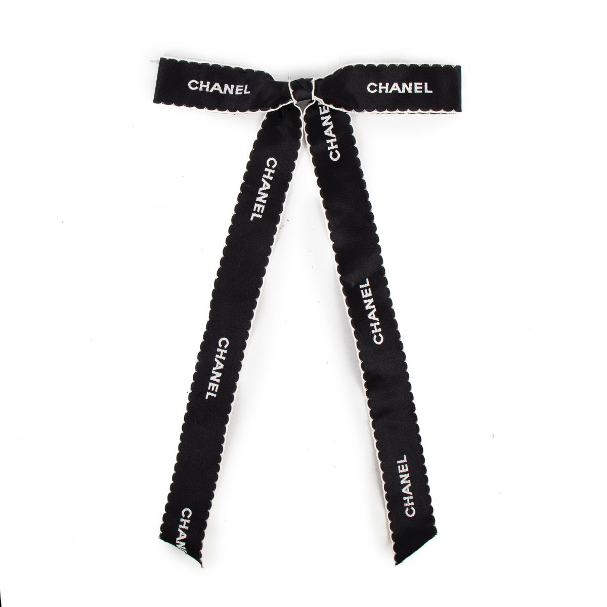 Shop safe online at Labellov in Antwerp this 100% authentic second hand Chanel Black Fabric Bow Brooch