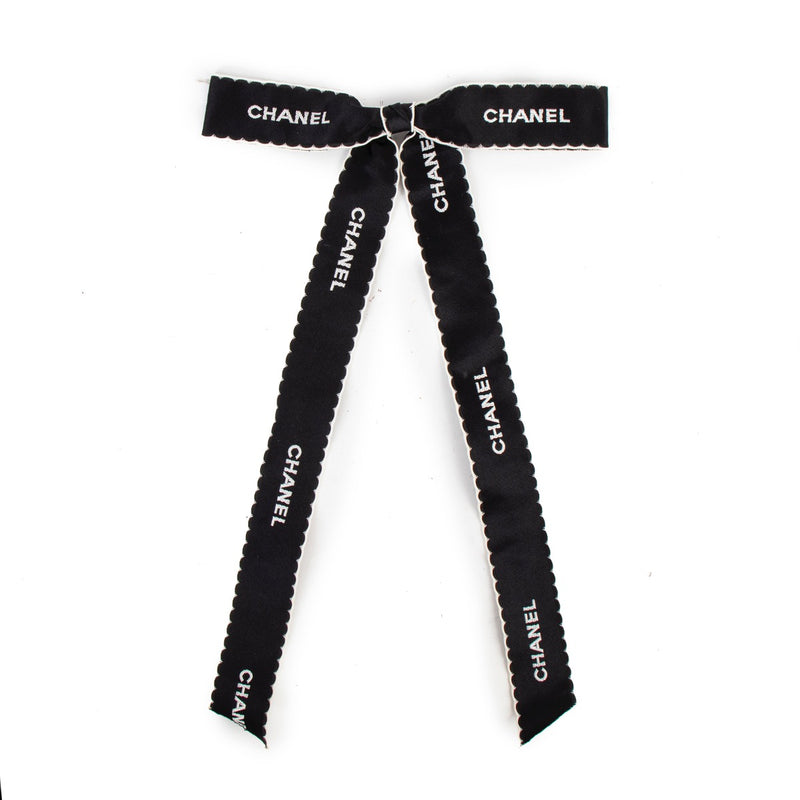 Shop safe online at Labellov in Antwerp this 100% authentic second hand Chanel Black Fabric Bow Brooch